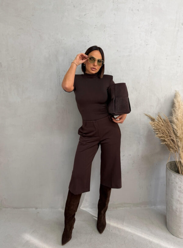 Braon kapri pantalone bermude visokog struka sa ravnim nogavicama