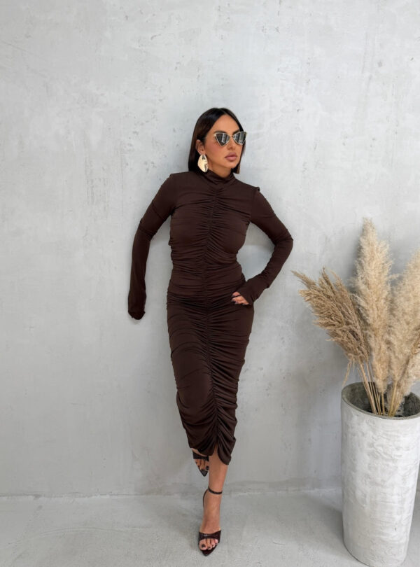 Midi braon nabrana haljina dugih rukava rolka kragne i otvorenih leđa