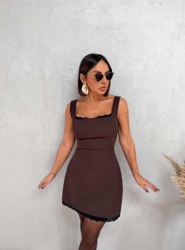 Mini braon elegantna haljina četvrtastog dekoltea sa ivicama ukrašenim čipkom