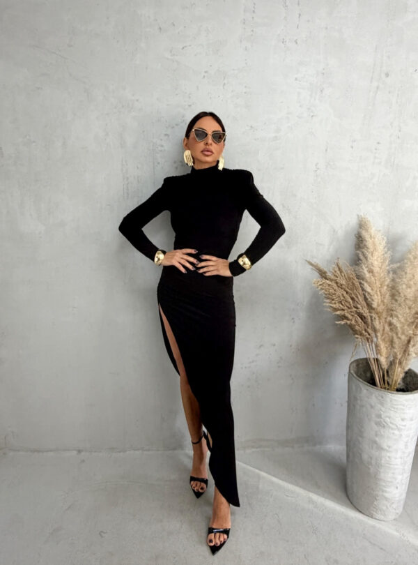 Duga crna asimetrična haljina dugih rukava sa naglašenim ramenima, rolka kragnom i dubokim šlicem