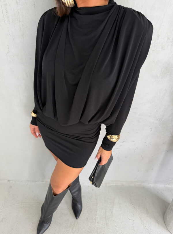 Mini crna nabrana haljina dugih rukava raskošnih nabora sa otvorenim leđima