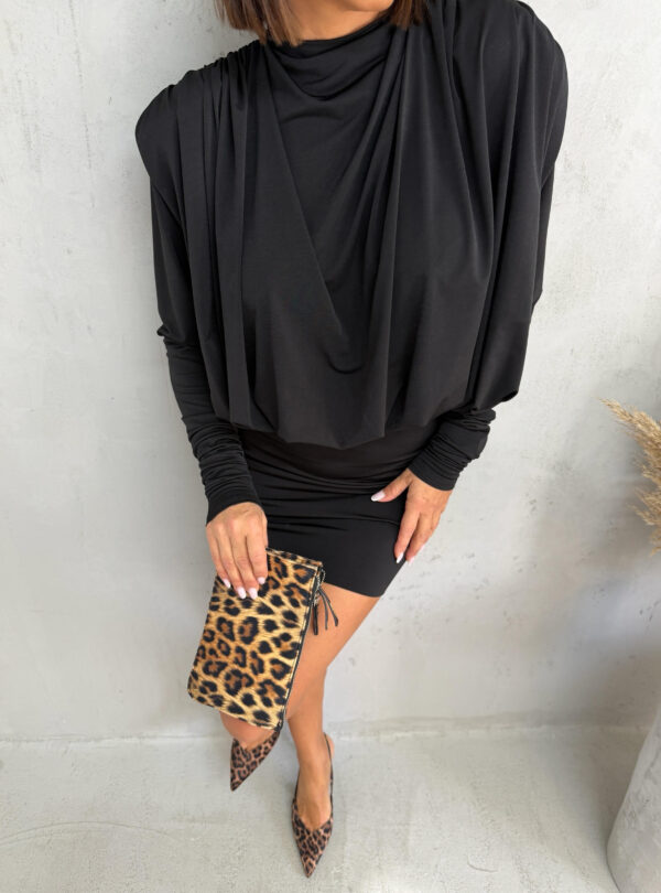 Mini crna nabrana haljina dugih rukava raskošnih nabora sa otvorenim leđima