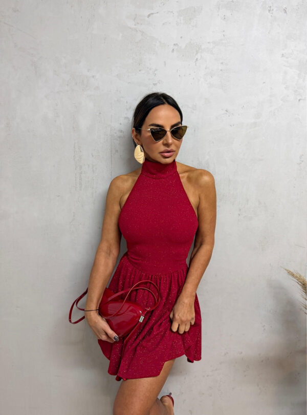 Mini svetlucava crvena haljinica sa lepršavom suknjom i rolka kragnom