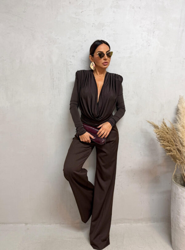 Braon bluza dugih rukava naglašenih ramena i bogatih nabora na grudima