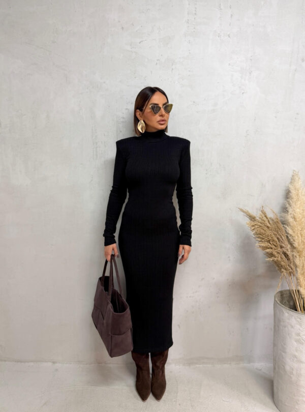 Crna midi rolka haljina od rebraste trikotaže dugih rukava sa naglašenim ramenima