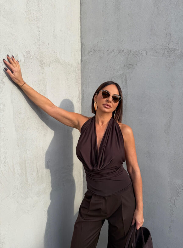 Braon nabrana bluza sa kopčanjem oko vrata i sa otvorenim leđima