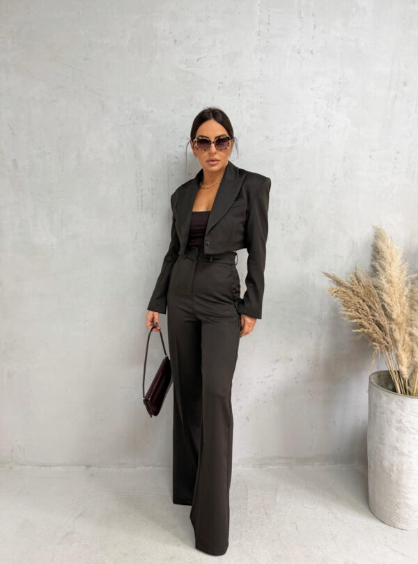 Braon trendi odelo sa kraćim blejzerom i zvonastim pantalonama visokog struka