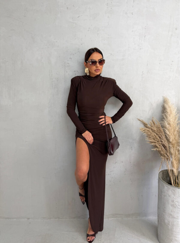 Duga braon asimetrična haljina dugih rukava sa naglašenim ramenima, rolka kragnom i dubokim šlicem