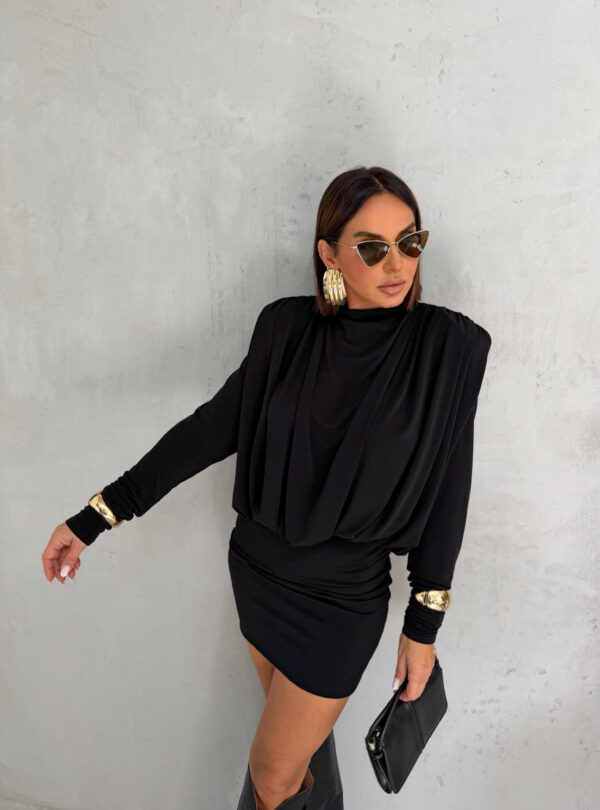 Mini crna nabrana haljina dugih rukava raskošnih nabora sa otvorenim leđima