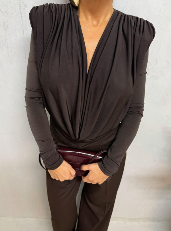 Braon bluza dugih rukava naglašenih ramena i bogatih nabora na grudima