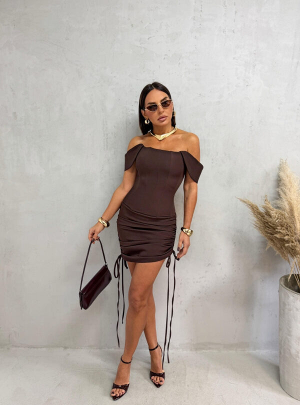 Mini braon haljina sa izraženim korsetom, debljim bretelama koje padaju sa ramena, naborana sa dekorativnim trakama