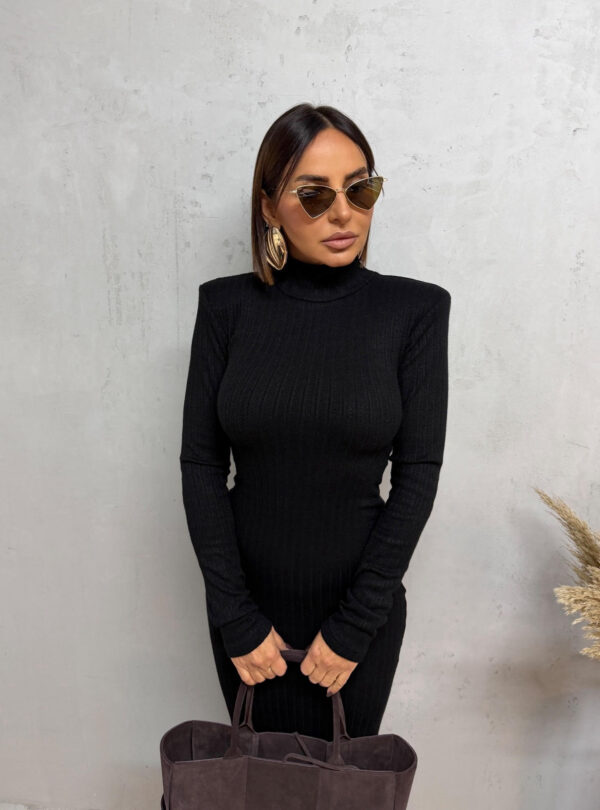 Crna midi rolka haljina od rebraste trikotaže dugih rukava sa naglašenim ramenima