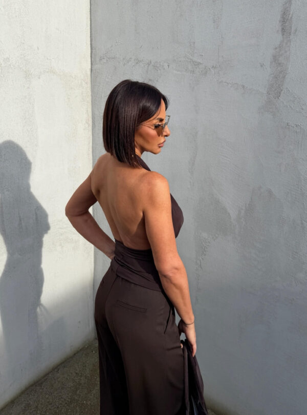 Braon nabrana bluza sa kopčanjem oko vrata i sa otvorenim leđima