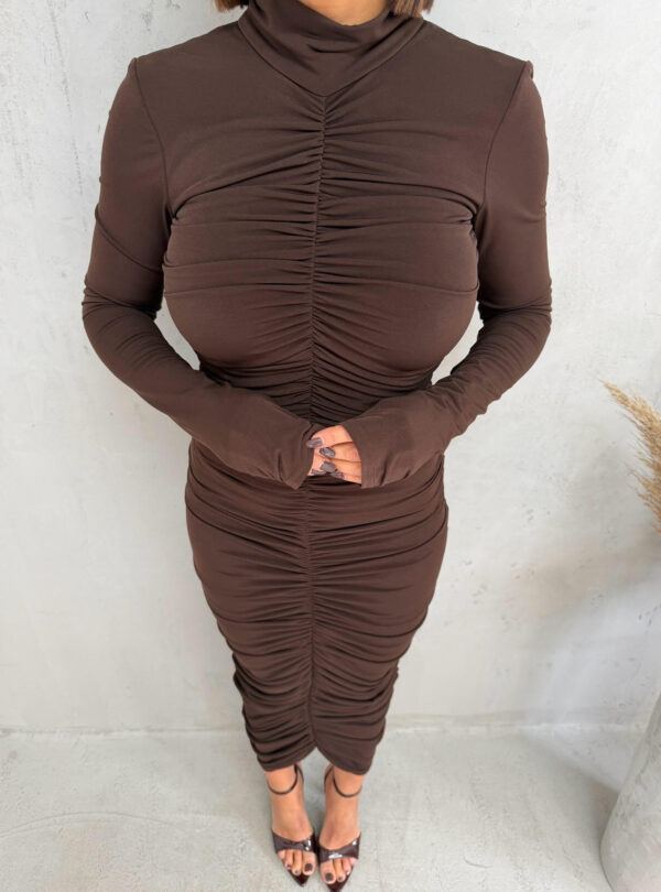 Midi braon nabrana haljina dugih rukava rolka kragne i otvorenih leđa