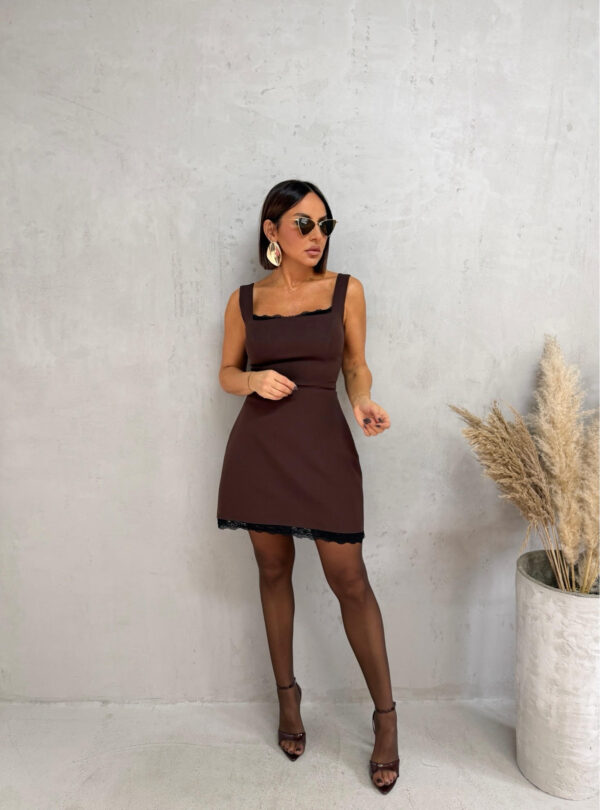 Mini braon elegantna haljina četvrtastog dekoltea sa ivicama ukrašenim čipkom