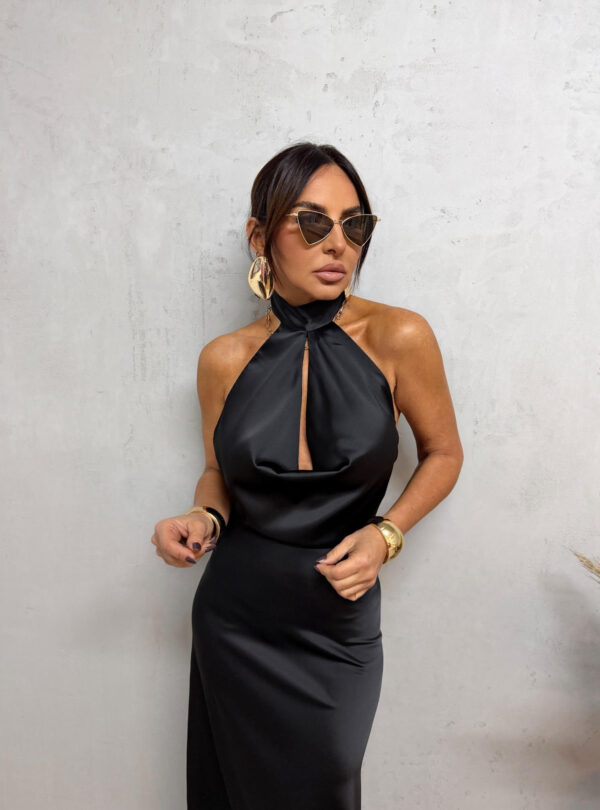 Duga crna elegantna satenska haljina otvorenih leđa sa rolka kragnom