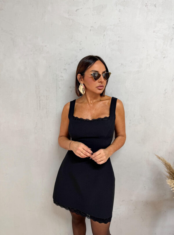 Mala crna elegantna haljina četvrtastog dekoltea sa ivicama ukrašenim čipkom