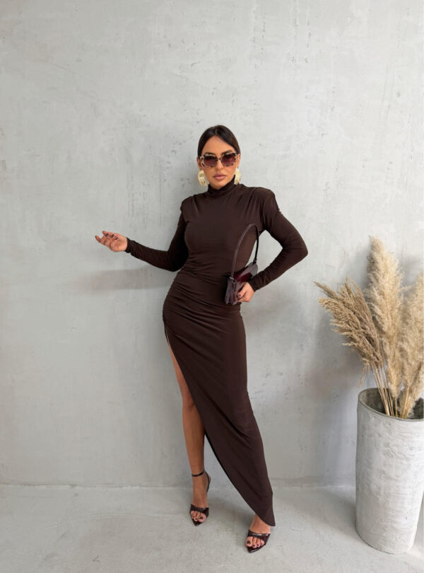Duga braon asimetrična haljina dugih rukava sa naglašenim ramenima, rolka kragnom i dubokim šlicem