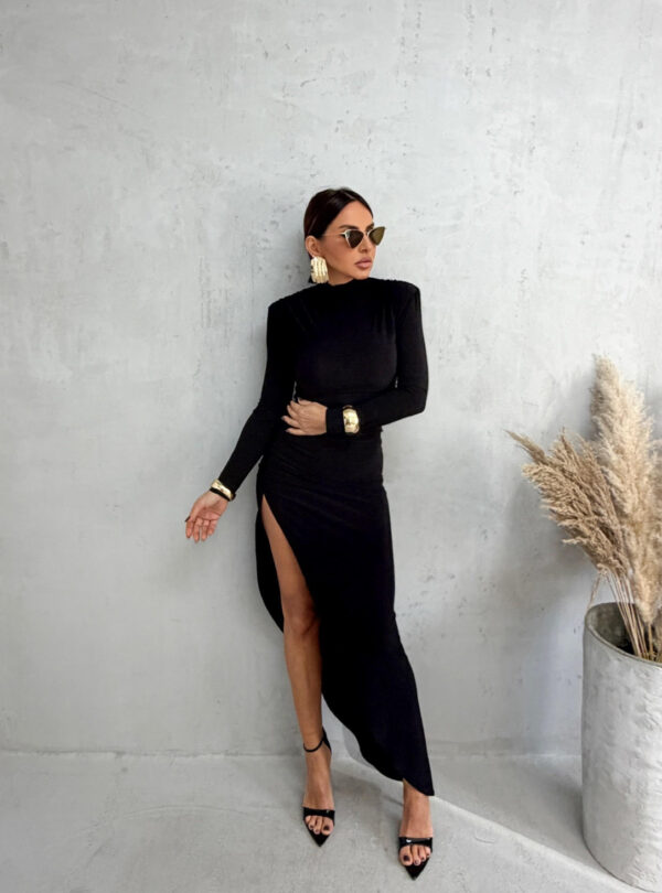 Duga crna asimetrična haljina dugih rukava sa naglašenim ramenima, rolka kragnom i dubokim šlicem