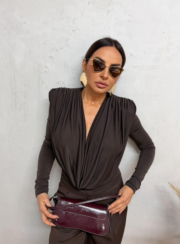 Braon bluza dugih rukava naglašenih ramena i bogatih nabora na grudima