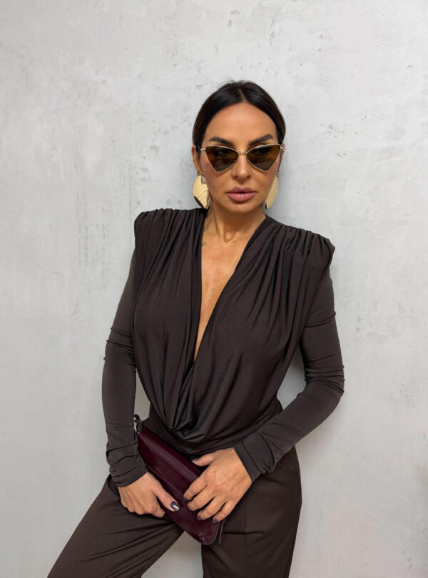 Braon bluza dugih rukava naglašenih ramena i bogatih nabora na grudima