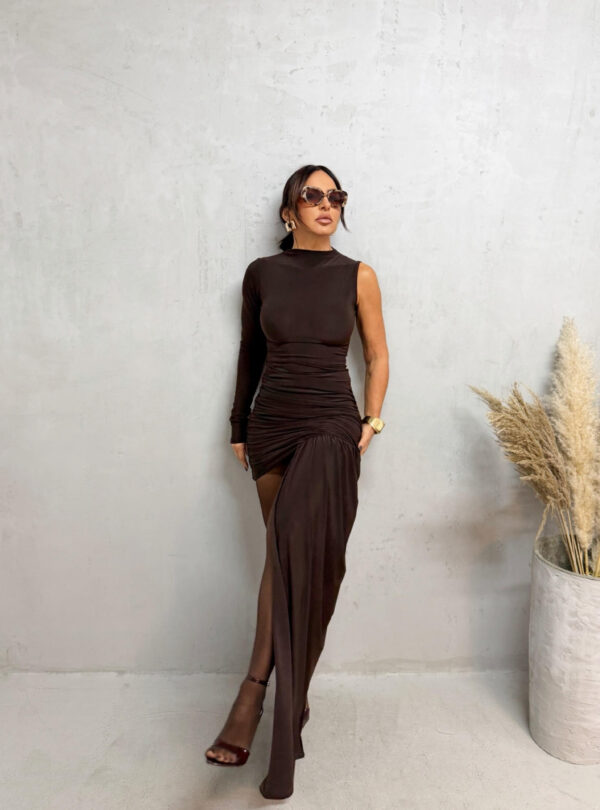 Asimetrična braon haljina sa jednim rukavom, nabranom suknjom i plaštom koji pada s jedne strane suknje