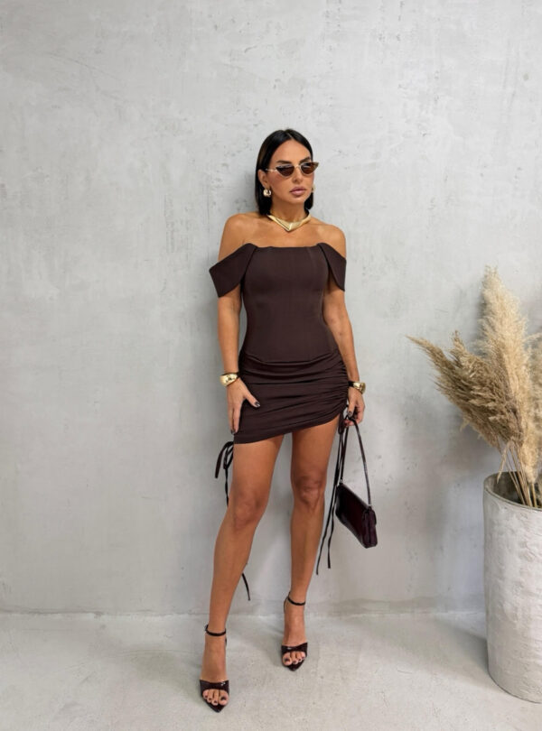 Mini braon haljina sa izraženim korsetom, debljim bretelama koje padaju sa ramena, naborana sa dekorativnim trakama