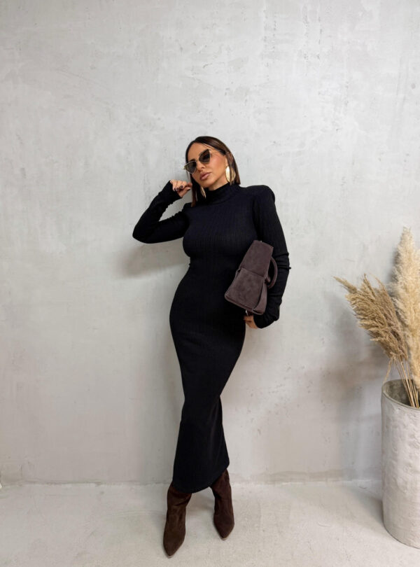 Crna midi rolka haljina od rebraste trikotaže dugih rukava sa naglašenim ramenima