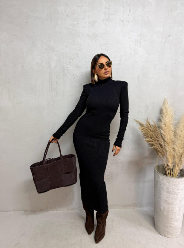 Crna midi rolka haljina od rebraste trikotaže dugih rukava sa naglašenim ramenima