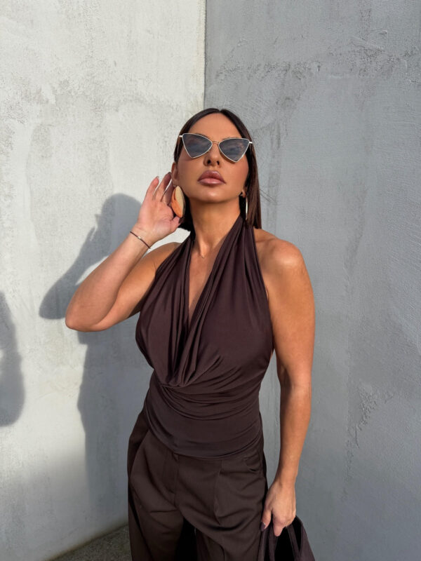 Braon nabrana bluza sa kopčanjem oko vrata i sa otvorenim leđima