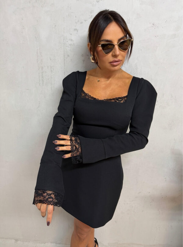 Mala crna haljina dugih blago rasečenih rukava sa čipkom kvadratnog dekoltea sa čipkom i istaknutih ramena