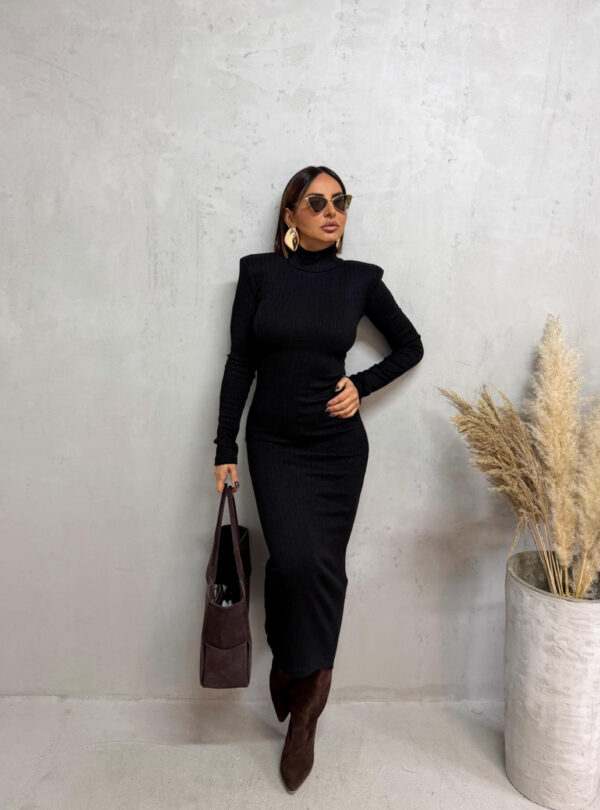 Crna midi rolka haljina od rebraste trikotaže dugih rukava sa naglašenim ramenima