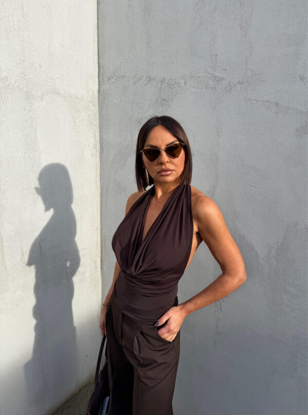 Braon nabrana bluza sa kopčanjem oko vrata i sa otvorenim leđima