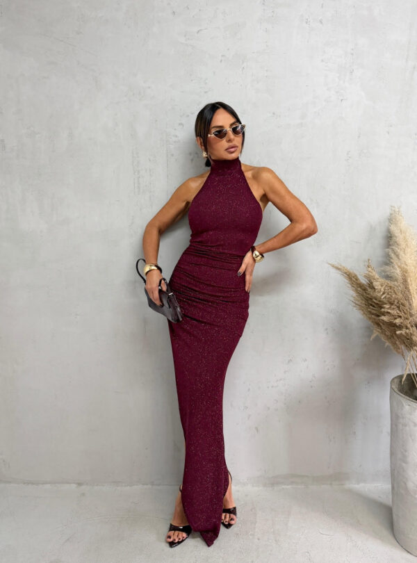 Duga bordo svetlucava asimetrična haljina sa rolka kragnom i dubokim šlicem sa strane