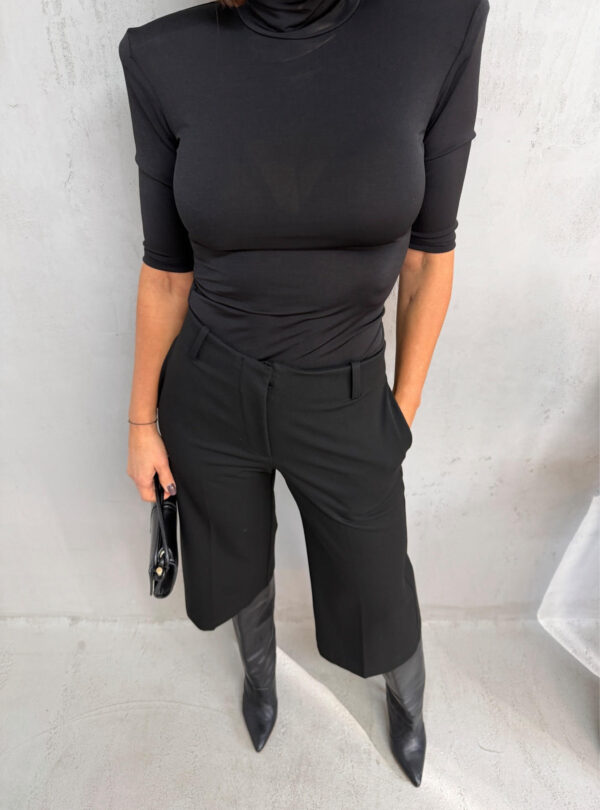 Crne kapri pantalone bermude visokog struka sa ravnim nogavicama