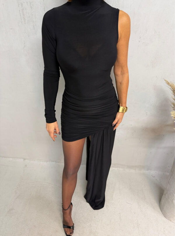 Mini asimetrična crna haljina sa jednim rukavom i nabranim detaljima