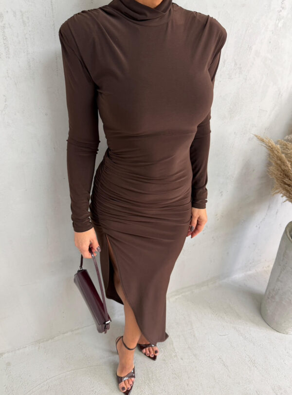 Duga braon asimetrična haljina dugih rukava sa naglašenim ramenima, rolka kragnom i dubokim šlicem