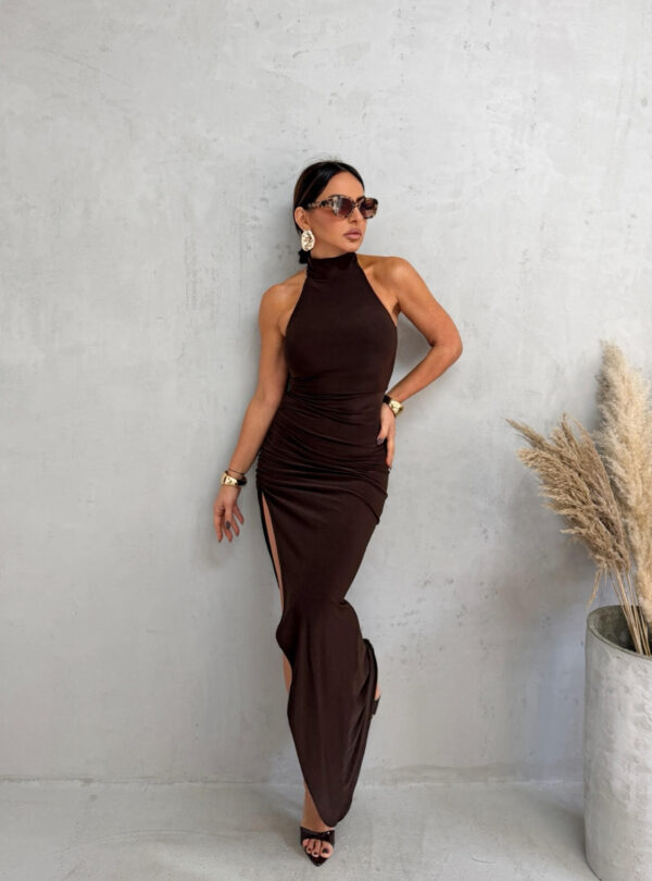 Duga braon asimetrična haljina sa rolka kragnom i dubokim šlicem