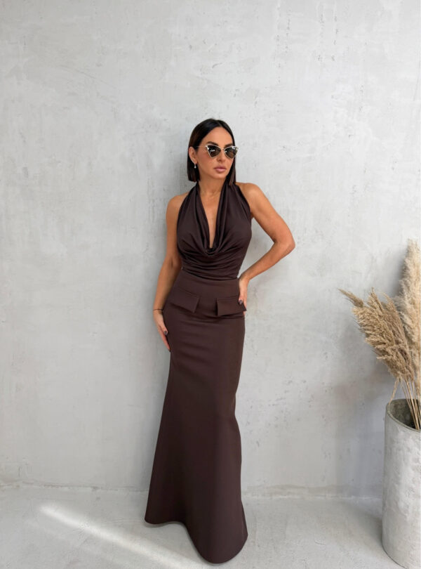 Duga braon suknja ravnog kroja i visokog struka sa lažnim džepovima