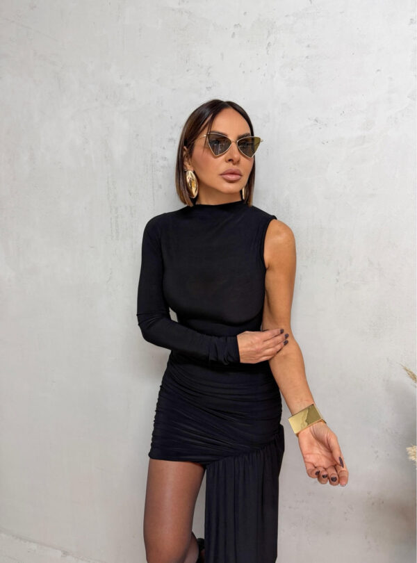 Mini asimetrična crna haljina sa jednim rukavom i nabranim detaljima