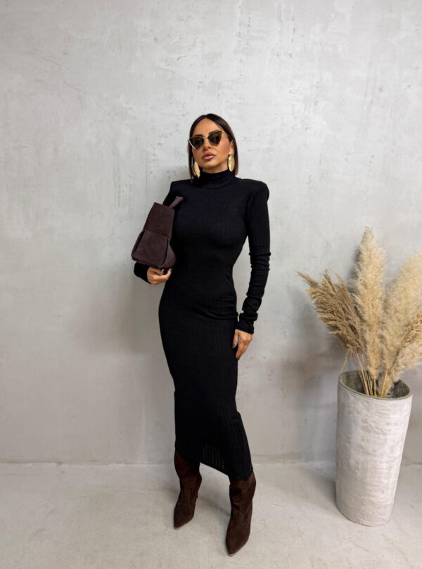 Crna midi rolka haljina od rebraste trikotaže dugih rukava sa naglašenim ramenima