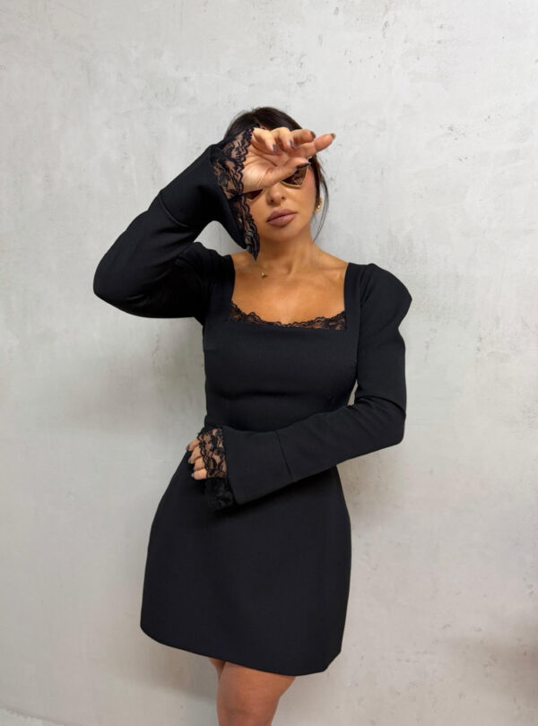 Mala crna haljina dugih blago rasečenih rukava sa čipkom kvadratnog dekoltea sa čipkom i istaknutih ramena