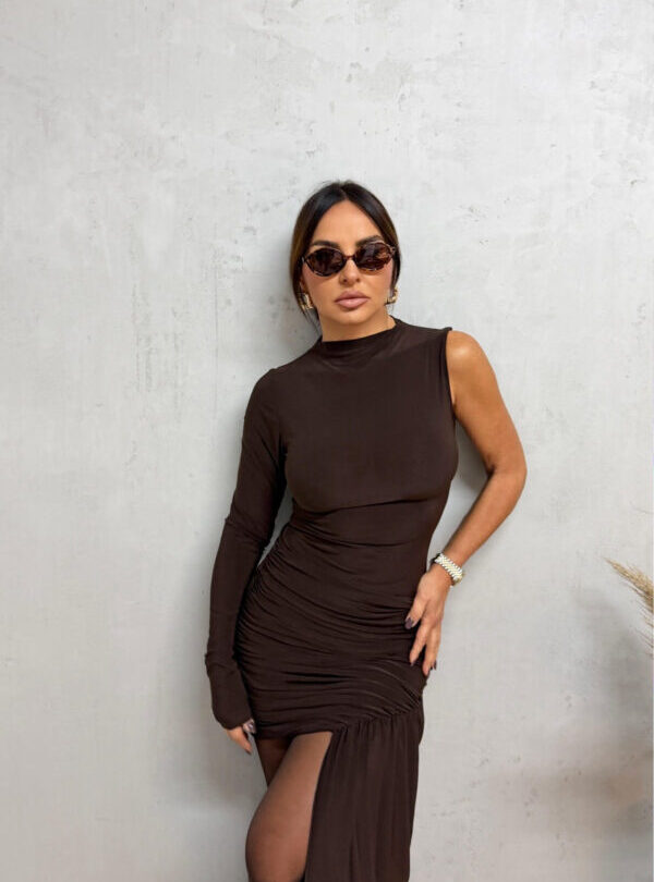 Asimetrična braon haljina sa jednim rukavom, nabranom suknjom i plaštom koji pada s jedne strane suknje