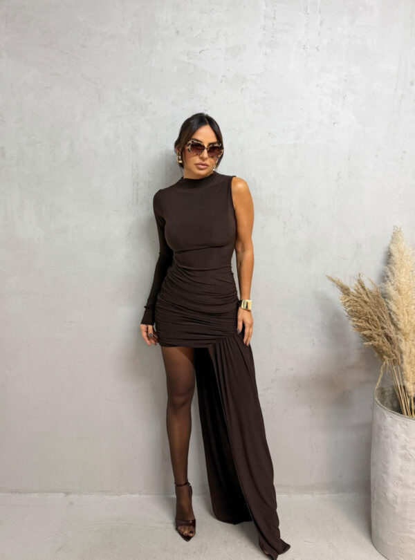 Asimetrična braon haljina sa jednim rukavom, nabranom suknjom i plaštom koji pada s jedne strane suknje