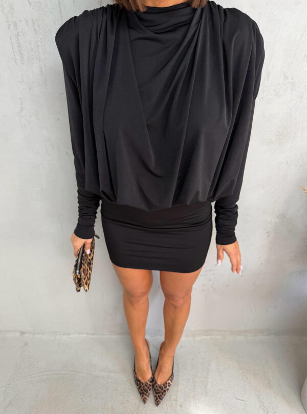 Mini crna nabrana haljina dugih rukava raskošnih nabora sa otvorenim leđima