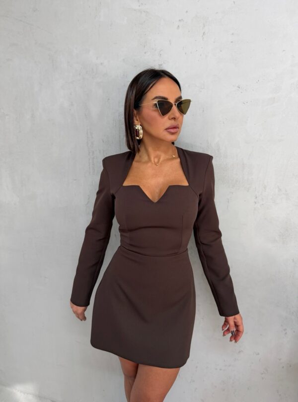 Mini elegantna braon haljina dugih rukava i rasečenog dekoltea