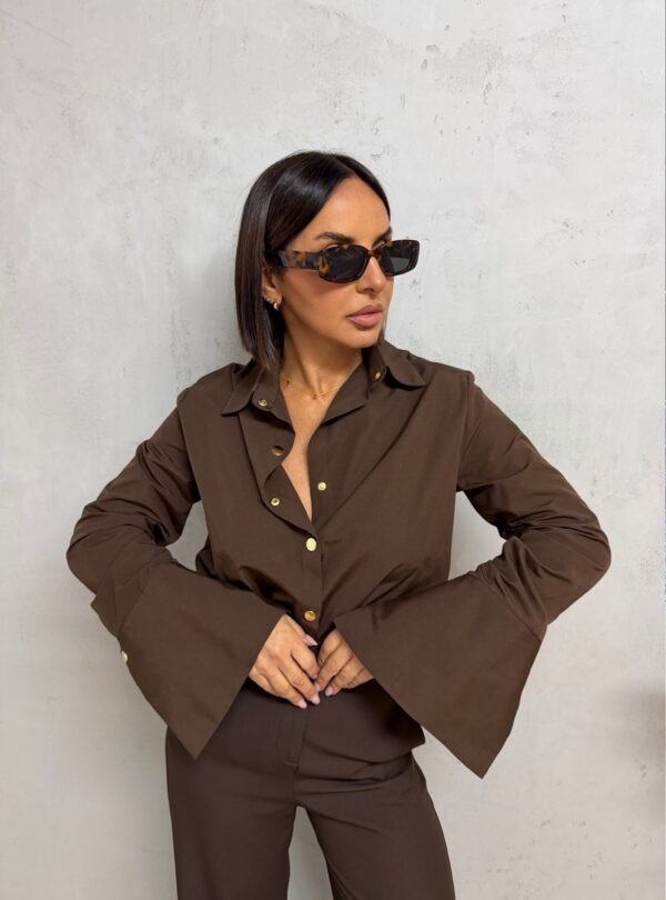 Basic pamučna braon košulja sa visokim manžetnama i ukrasnim zlatnim dugmadima