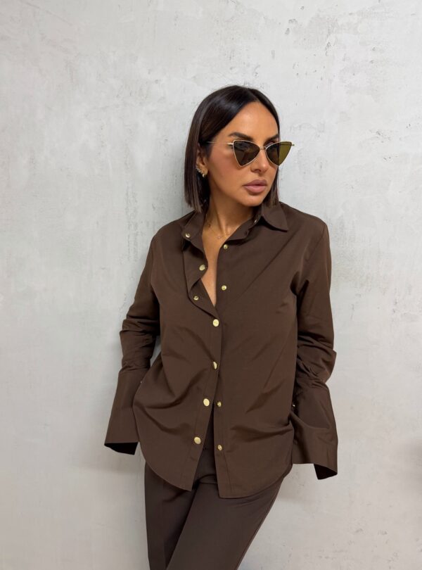Basic pamučna braon košulja sa visokim manžetnama i ukrasnim zlatnim dugmadima