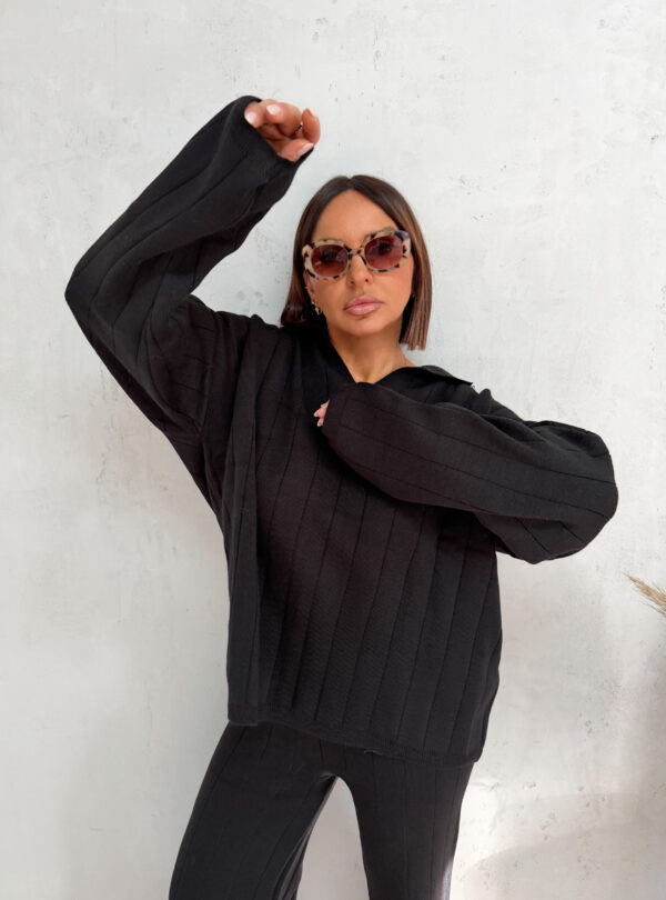 Prugasti crni komplet od trikotaže