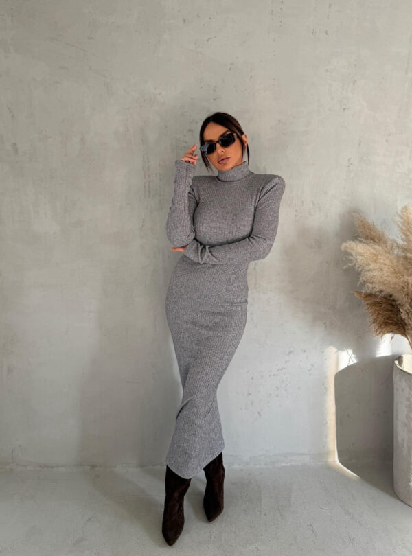 Siva midi rolka haljina od rebraste trikotaže dugih rukava sa naglašenim ramenima